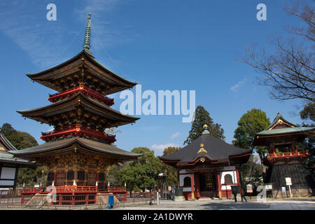 Les Japonais et étranger traveler walking visiter et prier dans Daitou ou Grande pagode de Naritasan Shinshoji Temple à la préfecture de Chiba sur Mars Banque D'Images