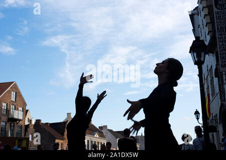 Gand, Flandre orientale, Belgique - deux artistes de rue, au cours de la danse 2019 Gentsefeesten. Banque D'Images