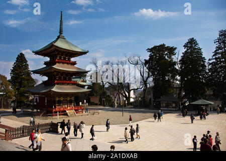 Les Japonais et étranger traveler walking visiter et prier dans Daitou ou Grande pagode de Naritasan Shinshoji Temple à la préfecture de Chiba sur Mars Banque D'Images