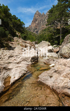 Capu Casconi Vallée de Saint Christophe / Vallée de la Lonca stream partie du paysage de la Spelunca Gorge / gorges de Spelunca en Corse-du-Sud Corse France Ota Banque D'Images