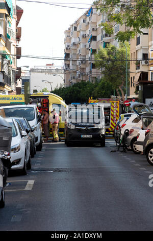 Les services d'urgence espagnol répondre à un appartement en feu. Photo sont des policiers, pompiers et ambulanciers. Banque D'Images