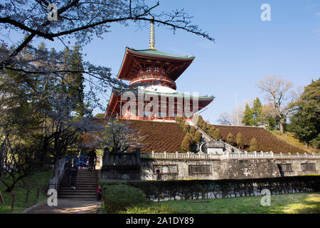 Les Japonais et étranger traveler walking visiter et prier dans Daitou ou Grande pagode de Naritasan Shinshoji Temple à la préfecture de Chiba sur Mars Banque D'Images