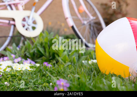 Happiness Round Charm une et d'une bicyclette sur un pré vert Banque D'Images