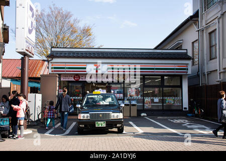 Les Japonais la conduite de taxi en attente d'agrément et l'usage des passagers au service Naritasan Omote Sando ou vieille ville de Narita Chiba au Japon le 31 mars Banque D'Images