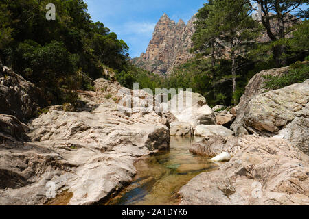 Capu Casconi Vallée de Saint Christophe / Vallée de la Lonca stream partie du paysage de la Spelunca Gorge / gorges de Spelunca en Corse-du-Sud Corse France Ota Banque D'Images