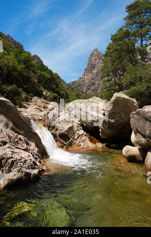 Capu Casconi / Vallée de Saint Christophe / Vallée de la Lonca paysage cascade et piscine naturelle, les gorges de Spelunca / gorges de Spelunca, Ota, Corse France Banque D'Images