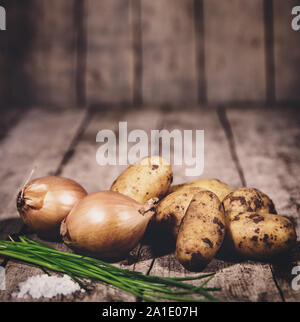 Ingrédients des pommes de terre au four sur un fond de bois rustique Banque D'Images