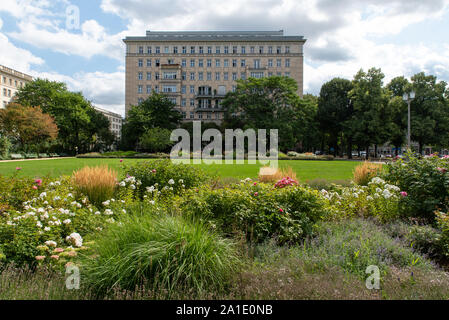Der Rosengarten dans der Karl-Marx-Allee à Berlin, wo der Aufstand im Juni 1953 begann. // Le jardin de roses sur la Karl-Marx Allee, Berlin, où le 19 juin Banque D'Images