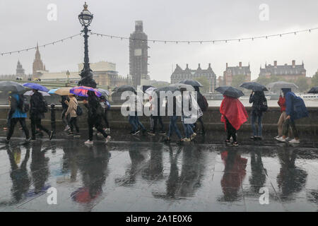 Londres, Royaume-Uni - 26 septembre 2019. Les piétons avec parasols braver les fortes averses de pluie on Thames Embankment. Credit : amer ghazzal/Alamy Live News Banque D'Images