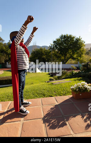 Super Héros boy in garden Banque D'Images