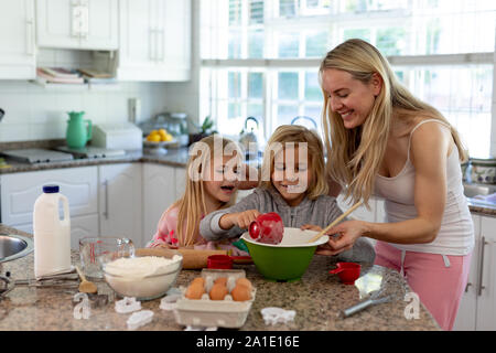 Family making Christmas cookies à la maison Banque D'Images