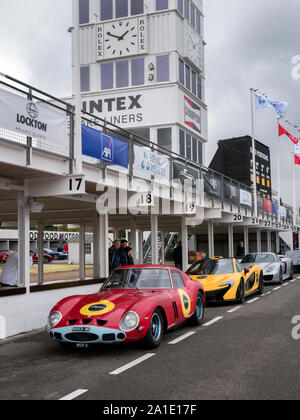 1963 Ferrari 250 GTO et McLaren P1 dans les stands à l'organisme de bienfaisance Veloce Track day à Goodwood 25/9/19 Banque D'Images