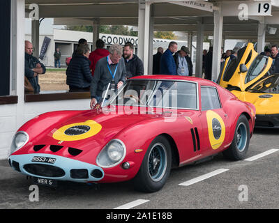 Willie Green d'entrer dans 1963 Ferrari 250 GTO à l'organisme de bienfaisance Veloce Track day à Goodwood 25/9/19 Banque D'Images