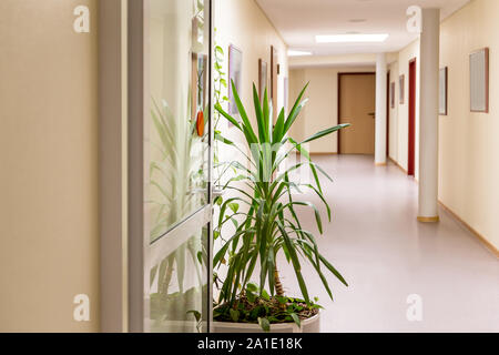 Corridor dans un édifice public ou clinique avec personne dans c Banque D'Images