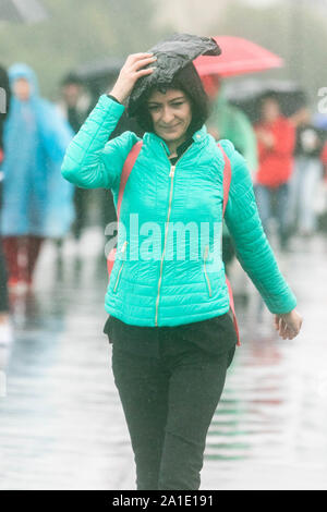 Londres, Royaume-Uni - 26 septembre 2019. Un piéton brave la pluie modérées sur le pont de Westminster. Credit : amer ghazzal/Alamy Live News Banque D'Images