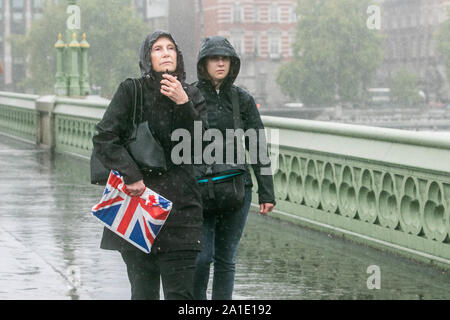 Londres, Royaume-Uni - 26 septembre 2019. Le courageux piétons des orages sur le pont de Westminster. Credit : amer ghazzal/Alamy Live News Banque D'Images