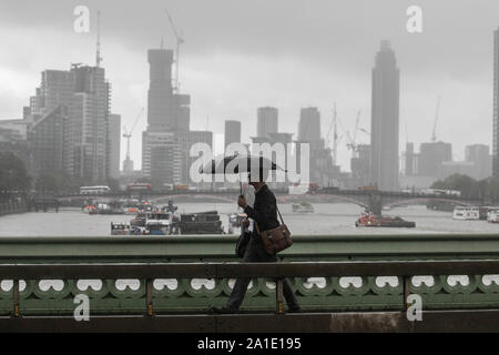 Londres, Royaume-Uni - 26 septembre 2019. Les piétons avec parasols braver les fortes averses de pluie sur le pont de Westminster. Credit : amer ghazzal/Alamy Live News Banque D'Images