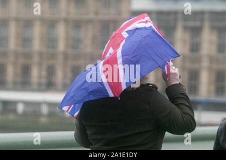 Londres, Royaume-Uni - 26 septembre 2019. Un piéton brave la pluie modérées sur le pont de Westminster. Credit : amer ghazzal/Alamy Live News Banque D'Images