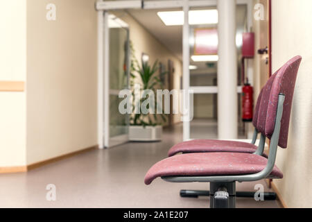 Chaises vides dans un hôpital ou un étage d'affaires Banque D'Images