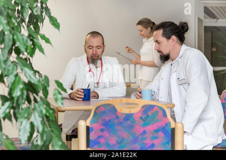 Le personnel de la médecine à l'hôpital est d'avoir une réunion et une pause Banque D'Images