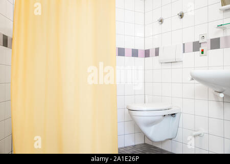 Vide salle de bain avec toilettes et douche dans un hôpital ou une maison de soins Banque D'Images