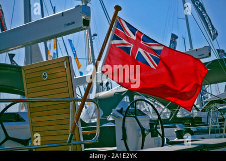 L'étoile rouge ou rouge Duster sur un bateau qui souffle dans la brise de mer Banque D'Images