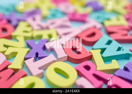 Lettres en bois Alphabet résumé sur un fond de couleur Banque D'Images