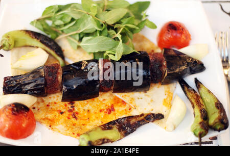 'Cuisine traditionnelle turque Kebab Aubergine' (Patlican Kebab) avec des légumes sur l'assiette Banque D'Images