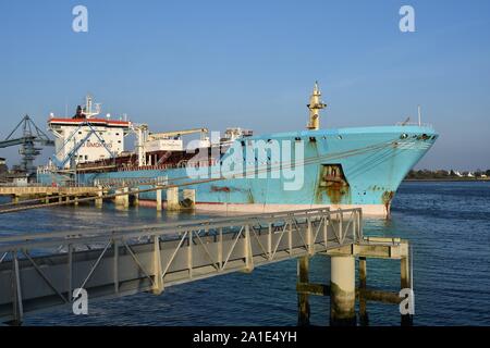 Navire-citerne produits en vertu d'accostage à l'oil terminal de Lorient, Bretagne France Banque D'Images