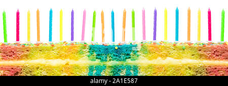 Gâteau d'anniversaire coloré avec beaucoup de nombreuses couleurs des bougies sur elle. Isolé sur fond blanc Banque D'Images