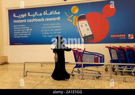 Doha, Katar. 26 Sep, 2019. Une femme voilée pousse un caddie, dans le centre commercial Villagio à Doha/Qatar, le 25.09.2019. Utilisation dans le monde entier | Credit : dpa/Alamy Live News Banque D'Images