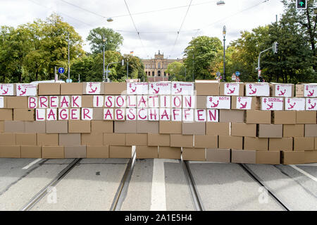 26 septembre 2019, Bavaria, Munich : un mur de cartons de déménagement avec l'inscription 'briser l'isolement - Lager Abschaffen' et les noms des divers centres d'ancrage se tient au cours d'une action contre des centres d'ancrage à un carrefour en face de la parlement bavarois. La raison de l'action est une audition d'experts sur les centres d'ancrage dans le Parlement de Bavière. Le Conseil des réfugiés de Bavière, réfugiés lutte pour la liberté, la caravane Munich et anker-watch.de la demande avec leur action sous la devise 'briser l'isolement ! D'autres auditions d'experts dont les réfugiés ont également leur mot à dire. Photo : Matthias Balk/ Banque D'Images