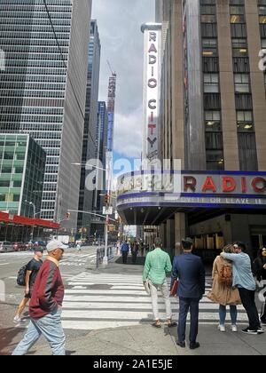 New York, USA. 13 Sep, 2019. Le Radio City Music Hall à Manhattan. Le Radio City Music Hall a été construit dans les années 1920 et ouvert en 1932. La salle de concert sur la 6e Avenue, entre les 50e et 51e rue est construit dans un style Art Déco avec beaucoup de verre, aluminium, chrome et ornements géométriques. Crédit : Alexandra Schuler/dpa/Alamy Live News Banque D'Images