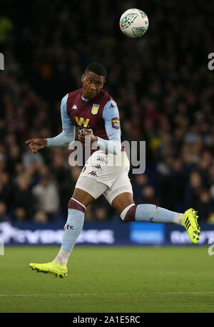 Brighton, UK. 25 septembre 2019 la Villa Ezri Konsa durant la troisième ronde de la Coupe du buffle match entre Brighton & Hove Albion et Aston Villa à l'American Express Community Stadium à Brighton. Credit : James Boardman/TPI/ Alamy Live News Banque D'Images