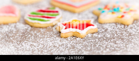 Bannière, cookies colorés avec glaçage sur le sucre à glacer, concept selfmade bakery Banque D'Images