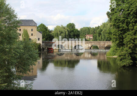 Soir sur le pittoresque rivière Sarthe comme il coule à travers Fresnay-sur-Sarthe dans la région Pays de Loire de l'ouest de la France. Banque D'Images