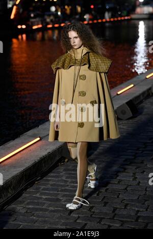 Paris, France. 25 Septembre, 2019. Un modèle présente une création de Courreges dans le cadre de son printemps/été 2020 femme prêt-à-porter collection voir pendant la Fashion Week de Paris à Paris, France, 25 septembre 2019. Credit : Piero Biasion/Xinhua Banque D'Images