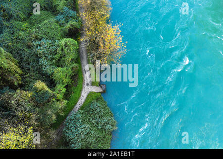 Drone top-down view de rapides de la rivière de montagne avec petite pierre jetée à l'orée du bois. Close up. Banque D'Images