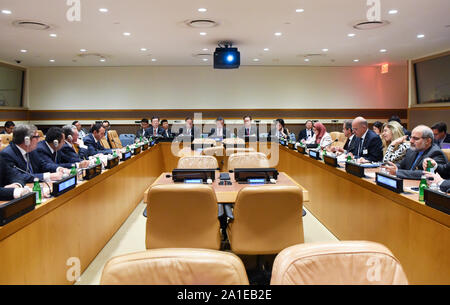 (190926) -- ORGANISATION DES NATIONS UNIES, le 26 septembre 2019 (Xinhua) -- Photo prise le 25 septembre 2019 montre une scène de la réunion des ministres des affaires étrangères des civilisations anciennes Forum au siège des Nations Unies à New York. Le Conseiller d'Etat chinois et le ministre des Affaires étrangères Wang Yi le mercredi a présidé la réunion. Les Ministres des affaires étrangères de la Bolivie, de l'Arménie, Grèce, Iran, Iraq, Italie, Pérou et l'Egypte s'est joint à la séance au cours de la 74e session de l'Assemblée générale des Nations Unies. (Xinhua/han fang) Banque D'Images