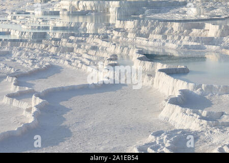 Pamukkale travertin blanc terrasses et piscines thermales dans le coucher du soleil, Turquie Banque D'Images