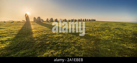 Lever du soleil à l'ancienne Ale's Stones navire Définition de l'âge du fer, près de Kaseberga Ystad, Skane, Suède. Scandinavie Banque D'Images