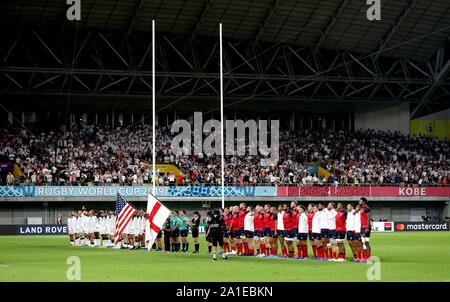 Une vue générale en tant que les deux équipes se tenir pour l'hymne national lors de la Coupe du Monde de Rugby 2019 match au stade de Kobe au Japon, Misaki. Banque D'Images