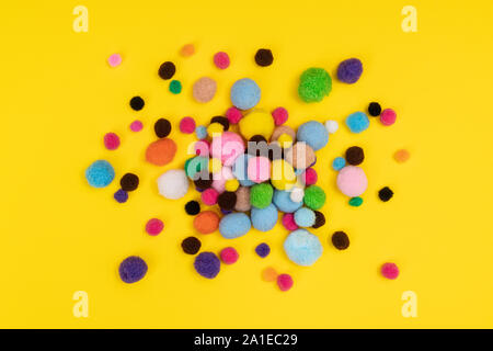 Quelques boules de feutre de différentes couleurs sur une surface de couleur Banque D'Images