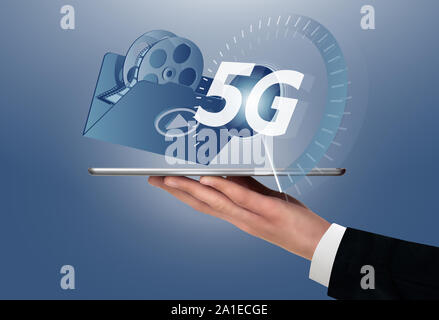 Homme tenant une tablette numérique avec symbole de 5G connexion réseau. Banque D'Images