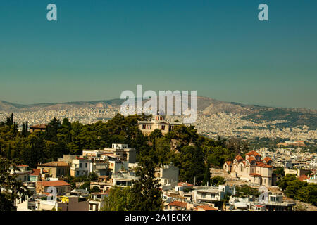 Vue magnifique sur le paysage d'Athènes, Grèce sur une journée ensoleillée sans nuages, avec une grande église dans le centre de la ville Banque D'Images