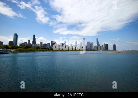 Chicago ville vu depuis le museum campus et lakefront trail avec mur du port en vue de Chicago, dans l'Illinois, États-Unis d'Amérique Banque D'Images