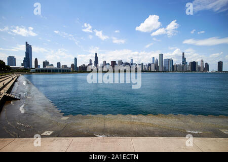 Chicago ville vu depuis le museum campus et sentier au bord du lac de Chicago, dans l'Illinois, États-Unis d'Amérique Banque D'Images