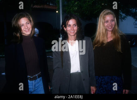 Pasadena, Californie, USA 9 Janvier 1995 L'actrice Jennifer Aniston, l'actrice Courteney Cox et Lisa Kudrow actrice assister à NBC TCA Winter Press Tour le 9 janvier 1995 à l'hôtel Ritz-Carlton de Pasadena, Californie, USA. Photo de Barry King/Alamy Stock Photo Banque D'Images