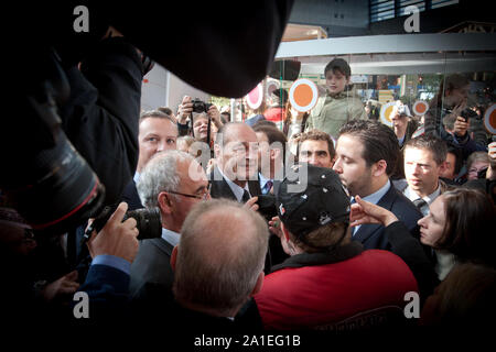 Paris (75) sur 2011/02/22 : l'ancien président de la République française Jacques Chirac au Salon de l'agriculture. Il ne voulait pas rester aussi longtemps que d'habitude, mais il est allé dans la foule. Stimulation lentement les allées de l'exposition, l'ancien président français toujours su rester près de Christian Jacob, Président du groupe UMP à l'Assemblée nationale française. Bruno Lemaire, Ministre français de l'alimentation, de l'Agriculture et de la pêche, de l'accompagnant l'ancien homme d'État Banque D'Images