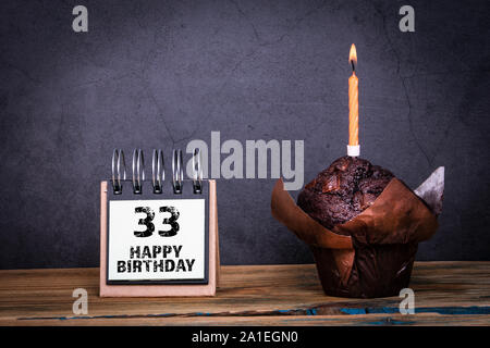 Joyeux anniversaire 33. Cake with candle Banque D'Images